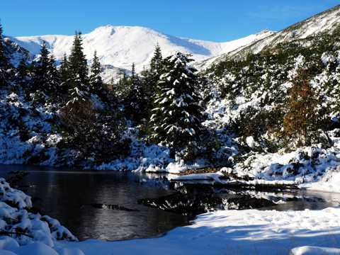 高山河流冬日雪景图片