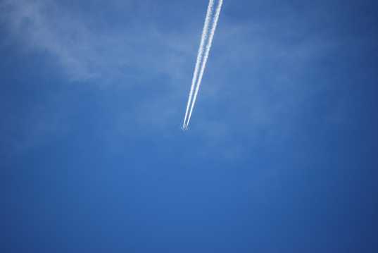 天空飞机尾迹云图片