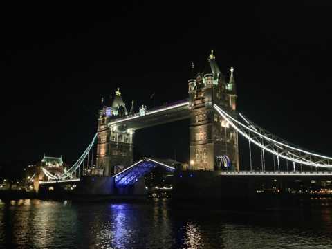 夜晚下的伦敦塔桥图片