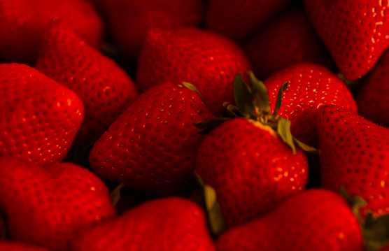 新鲜的红色大草莓特写图片