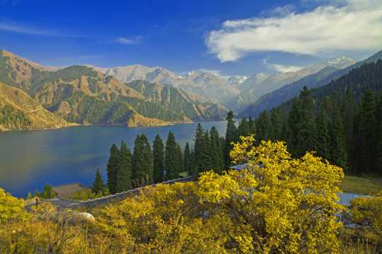 新疆天山天池景象图片