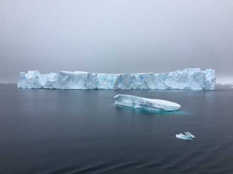 大海上的冰山图片