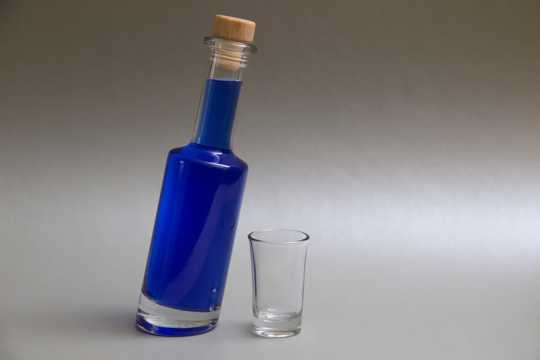 一瓶蓝色鸡尾酒图片