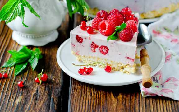 树莓慕斯蛋糕图片