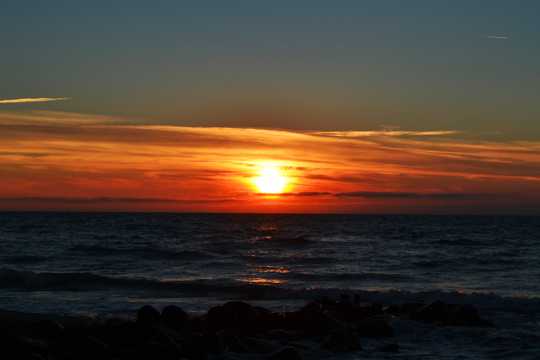 海上夕阳斜阳美景图片