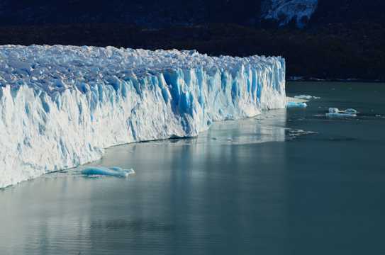 海面的冰川图片